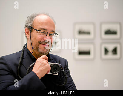 Fichier - une archive photo datée du 23 janvier 2014 présente le président du conseil d'administration de Leica, Andreas Kaufmann à Hambourg dans la maison de la photographie dans le hamburger Deichtorhallen au 'les yeux ouverts ! 100 ans de Leica photgraphy' exposition. Photo : Daniel Bockwoldt/dpa Banque D'Images