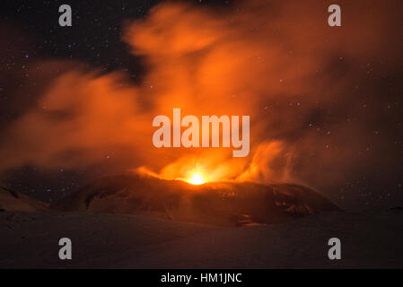 Sicile, Italie. Jan 31, 2017. Au sud-est de l'activité strombolienne, cratère de volcan Etna, Sicile, Italie Crédit : ASP/Alamy Live News Banque D'Images