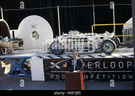 Hawthorne, CA, USA. 29 janvier, 2017. Los Angeles Mayor Eric Garcetti parle pendant l'Hyperloop Concours Pod par SpaceX le Dimanche, Janvier 29, 2017 à Hawthorne, Californie Les étudiants des collèges et universités du monde entier ont participé à l'essai leurs gousses sur une piste qui s'exécute Hyperloop 1,25 kilomètres sur Jack Northrop Ave. entre Crenshaw Blvd. et l'avenue des Prairies © 2017 Patrick T. Fallon Crédit : Patrick Fallon/ZUMA/Alamy Fil Live News Banque D'Images