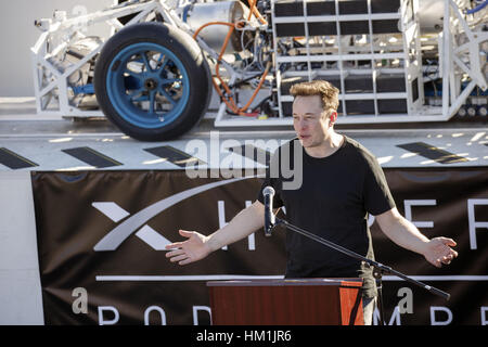 Hawthorne, CA, USA. 29 janvier, 2017. Elon Musk, PDG de l'Exploration spatiale Technologies Corp. (SpaceX), prend la parole lors du concours Pod Hyperloop par SpaceX le Dimanche, Janvier 29, 2017 à Hawthorne, Californie Les étudiants des collèges et universités du monde entier ont participé à l'essai leurs gousses sur une piste qui s'exécute Hyperloop 1,25 kilomètres sur Jack Northrop Ave. entre Crenshaw Blvd. et l'avenue des Prairies © 2017 Patrick T. Fallon Crédit : Patrick Fallon/ZUMA/Alamy Fil Live News Banque D'Images