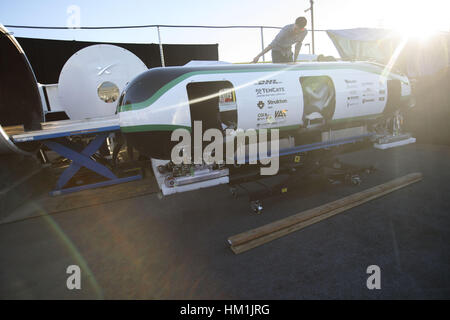 Hawthorne, CA, USA. 29 janvier, 2017. Préparer les ingénieurs de l'équipe de pod Hyperloop Delft aux Pays-Bas au cours de l'Hyperloop Concours Pod par SpaceX le Dimanche, Janvier 29, 2017 à Hawthorne, Californie Les étudiants des collèges et universités du monde entier ont participé à l'essai leurs gousses sur une piste qui s'exécute Hyperloop 1,25 kilomètres sur Jack Northrop Ave. entre Crenshaw Blvd. et l'avenue des Prairies © 2017 Patrick T. Fallon Crédit : Patrick Fallon/ZUMA/Alamy Fil Live News Banque D'Images