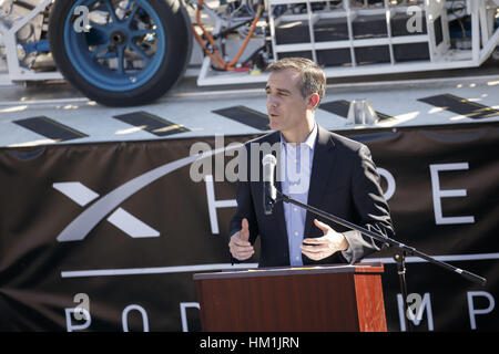 Hawthorne, CA, USA. 29 janvier, 2017. Los Angeles Mayor Eric Garcetti parle pendant l'Hyperloop Concours Pod par SpaceX le Dimanche, Janvier 29, 2017 à Hawthorne, Californie Les étudiants des collèges et universités du monde entier ont participé à l'essai leurs gousses sur une piste qui s'exécute Hyperloop 1,25 kilomètres sur Jack Northrop Ave. entre Crenshaw Blvd. et l'avenue des Prairies © 2017 Patrick T. Fallon Crédit : Patrick Fallon/ZUMA/Alamy Fil Live News Banque D'Images