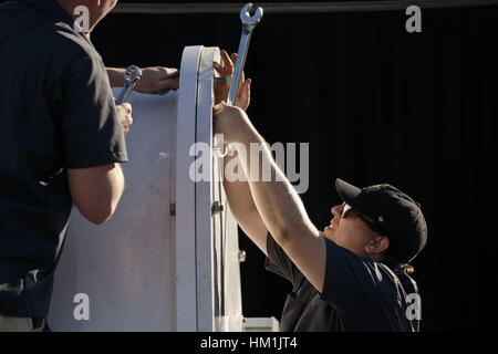 Hawthorne, CA, USA. 29 janvier, 2017. Joint de travailleurs le tube à vide porte avec fixation au cours de l'Hyperloop Concours Pod par SpaceX le Dimanche, Janvier 29, 2017 à Hawthorne, Californie Les étudiants des collèges et universités du monde entier ont participé à l'essai leurs gousses sur une piste qui s'exécute Hyperloop 1,25 kilomètres sur Jack Northrop Ave. entre Crenshaw Blvd. et l'avenue des Prairies © 2017 Patrick T. Fallon Crédit : Patrick Fallon/ZUMA/Alamy Fil Live News Banque D'Images