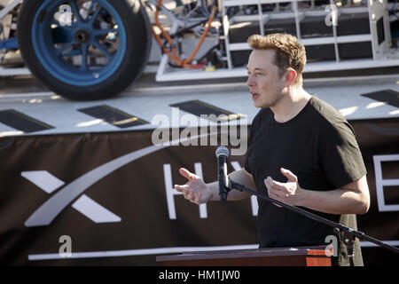 Hawthorne, CA, USA. 29 janvier, 2017. Elon Musk, PDG de l'Exploration spatiale Technologies Corp. (SpaceX), prend la parole lors du concours Pod Hyperloop par SpaceX le Dimanche, Janvier 29, 2017 à Hawthorne, Californie Les étudiants des collèges et universités du monde entier ont participé à l'essai leurs gousses sur une piste qui s'exécute Hyperloop 1,25 kilomètres sur Jack Northrop Ave. entre Crenshaw Blvd. et l'avenue des Prairies © 2017 Patrick T. Fallon Crédit : Patrick Fallon/ZUMA/Alamy Fil Live News Banque D'Images