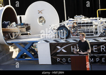 Hawthorne, CA, USA. 29 janvier, 2017. Elon Musk, PDG de l'Exploration spatiale Technologies Corp. (SpaceX), prend la parole lors du concours Pod Hyperloop par SpaceX le Dimanche, Janvier 29, 2017 à Hawthorne, Californie Les étudiants des collèges et universités du monde entier ont participé à l'essai leurs gousses sur une piste qui s'exécute Hyperloop 1,25 kilomètres sur Jack Northrop Ave. entre Crenshaw Blvd. et l'avenue des Prairies © 2017 Patrick T. Fallon Crédit : Patrick Fallon/ZUMA/Alamy Fil Live News Banque D'Images