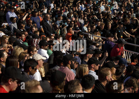 Hawthorne, CA, USA. 29 janvier, 2017. Les membres de la foule pendant l'Hyperloop regarder la concurrence Pod par SpaceX le Dimanche, Janvier 29, 2017 à Hawthorne, Californie Les étudiants des collèges et universités du monde entier ont participé à l'essai leurs gousses sur une piste qui s'exécute Hyperloop 1,25 kilomètres sur Jack Northrop Ave. entre Crenshaw Blvd. et l'avenue des Prairies © 2017 Patrick T. Fallon Crédit : Patrick Fallon/ZUMA/Alamy Fil Live News Banque D'Images