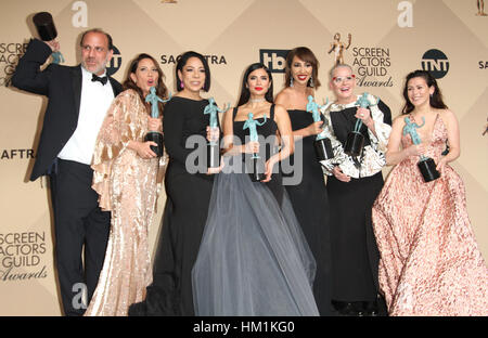 Los Angeles, CA, USA. 29 janvier, 2017. 29 janvier 2017 - Los Angeles, Californie - Nick Sandow, Elizabeth Rodriguez, Selenis Leyva, Diane Guerrero, Jackie Cruz, Lori Petty, Yael Stone. 23e assemblée annuelle des Screen Actors Guild Awards tenue au Shrine Expo Hall. Photo Credit : Crédit : AdMedia AdMedia/ZUMA/Alamy Fil Live News Banque D'Images