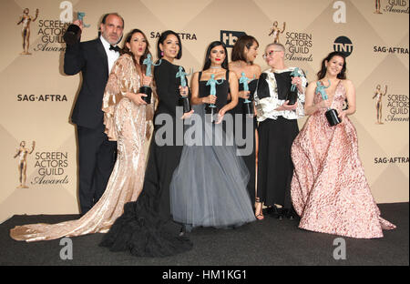 Los Angeles, CA, USA. 29 janvier, 2017. 29 janvier 2017 - Los Angeles, Californie - Nick Sandow, Elizabeth Rodriguez, Selenis Leyva, Diane Guerrero, Jackie Cruz, Lori Petty, Yael Stone. 23e assemblée annuelle des Screen Actors Guild Awards tenue au Shrine Expo Hall. Photo Credit : Crédit : AdMedia AdMedia/ZUMA/Alamy Fil Live News Banque D'Images