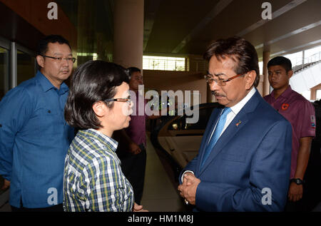 Kota Kinabalu, Malaisie. Jan 31, 2017. Chen Peijie (L, avant), consulat général de Chine à Kota Kinabalu, parle de ministre principal de l'Etat malais de Sabah Musa Aman (R) avant, après Musa Aman visité secouru les touristes chinois à l'hôpital de Kota Kinabalu. Les efforts de recherche s'est poursuivi mardi pour les personnes disparues dans un bateau au large de l'État malaisien du Sabah sur Bornéo du Nord. Source : Xinhua/Alamy Live News Banque D'Images