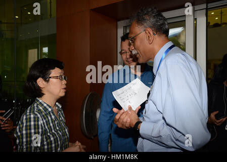 Kota Kinabalu, Malaisie. Jan 31, 2017. Chen Peijie (L), consulat général de Chine à Kota Kinabalu, communique avec les représentants de la Malaisie sur le suivi des mesures de traitement de l'a secouru les touristes chinois à l'hôpital de Kota Kinabalu. Les efforts de recherche s'est poursuivi mardi pour les personnes disparues dans un bateau au large de l'État malaisien du Sabah sur Bornéo du Nord. Source : Xinhua/Alamy Live News Banque D'Images