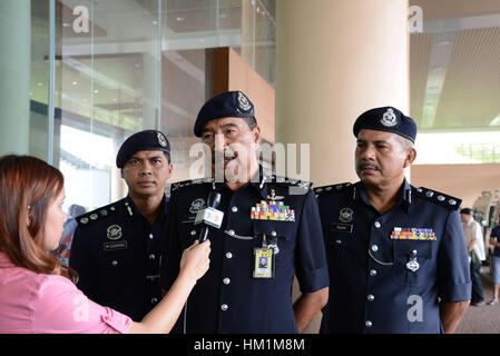 Kota Kinabalu, Malaisie. Jan 31, 2017. Le chef de la police de Sabah Ramli Din (2e R) est interviewé après la visite de touristes chinois secourus à l'hôpital de Kota Kinabalu. Les efforts de recherche s'est poursuivi mardi pour les personnes disparues dans un bateau au large de l'État malaisien du Sabah sur Bornéo du Nord. Source : Xinhua/Alamy Live News Banque D'Images