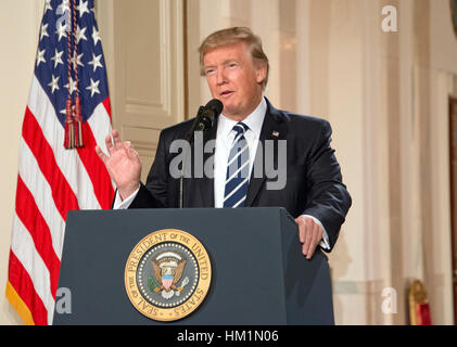 Washington, DC, USA. Jan 31, 2017. Le Président des Etats-Unis, Donald J. Trump annonce Neil Gorsuch juge comme son candidat pour être juge de la Cour suprême des États-Unis pour remplacer le juge Antonin Scalia dans l'East Room de la Maison Blanche à Washington, DC. Credit : Ron Sachs/CNP /MediaPunch Banque D'Images