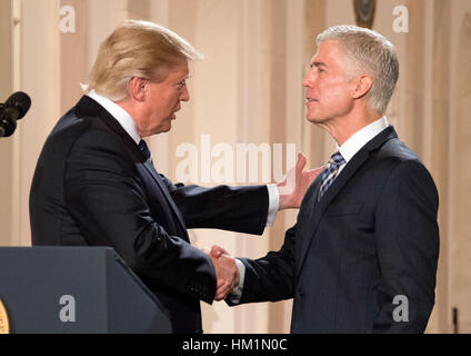 Washington, DC, USA. Jan 31, 2017. Le Président des Etats-Unis, Donald J. Trump annonce Neil Gorsuch juge comme son candidat pour être juge de la Cour suprême des États-Unis pour remplacer le juge Antonin Scalia dans l'East Room de la Maison Blanche à Washington, DC. Credit : Ron Sachs/CNP /MediaPunch Banque D'Images