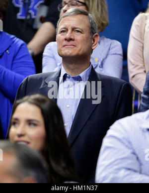 Lexington, Kentucky, USA. Feb 23, 2016. La Cour suprême John Roberts Jr. regardé le jeu en tant que New York a joué la Géorgie le mardi 31 janvier 2017 à Lexington, KY. Lexington Herald-Leader Crédit : Fil/ZUMA/Alamy Live News Banque D'Images