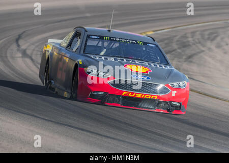 Avondale, USA. Jan 31, 2017. Joey Logano (22) prend sa Ford Fusion Penske à travers les tours durant une pratique à l'essai d'ouverture de Phoenix à Phoenix International Raceway à Avondale, Arizona. Crédit : Walter G Arce Sr Asp Inc/ASP/ZUMA/Alamy Fil Live News Banque D'Images