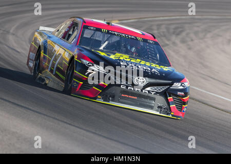 Avondale, USA. Jan 31, 2017. Erik Jones (77) prend son Furniture Row Racing Toyota à travers les virages durant une pratique à l'essai d'ouverture de Phoenix à Phoenix International Raceway à Avondale, Arizona. Crédit : Walter G Arce Sr Asp Inc/ASP/ZUMA/Alamy Fil Live News Banque D'Images