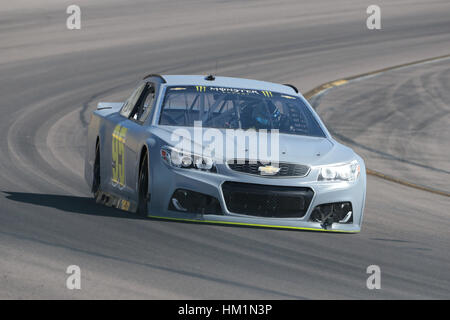 Avondale, USA. Jan 31, 2017. Michael McDowell (95) prend sa famille Leavine Racing Chevrolet à travers les virages durant une pratique à l'essai d'ouverture de Phoenix à Phoenix International Raceway à Avondale, Arizona. Crédit : Walter G Arce Sr Asp Inc/ASP/ZUMA/Alamy Fil Live News Banque D'Images