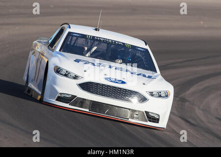 Avondale, USA. Jan 31, 2017. Ricky Stenhouse Jr. prend son Fastenal Ford Fusion à travers les tours durant une pratique à l'essai d'ouverture de Phoenix à Phoenix International Raceway à Avondale, Arizona. Crédit : Walter G Arce Sr Asp Inc/ASP/ZUMA/Alamy Fil Live News Banque D'Images