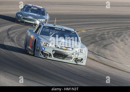 Avondale, USA. Jan 31, 2017. Dale Earnhardt Jr (88) prend son Hendrick Motorsports Chevrolet à travers les virages durant une pratique à l'essai d'ouverture de Phoenix à Phoenix International Raceway à Avondale, Arizona. Crédit : Walter G Arce Sr Asp Inc/ASP/ZUMA/Alamy Fil Live News Banque D'Images