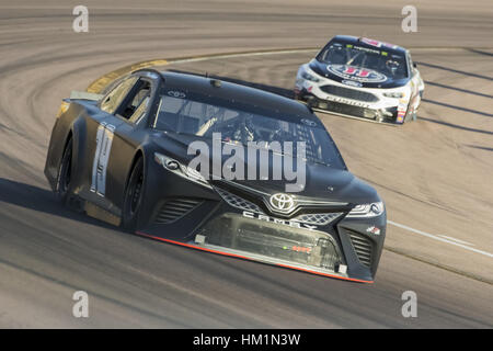 Avondale, USA. Jan 31, 2017. Daniel Suarez prend son Joe Gibbs Racing Toyota à travers les virages durant une pratique à l'essai d'ouverture de Phoenix à Phoenix International Raceway à Avondale, Arizona. Crédit : Walter G Arce Sr Asp Inc/ASP/ZUMA/Alamy Fil Live News Banque D'Images