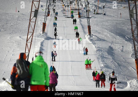 Fichier - une archive photo datée du 12 janvier 2017 montre un téléski à Grainau, en Allemagne, dans le domaine skiable de la Zugspitze. Photo : Angelika Warmuth/dpa Banque D'Images