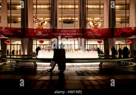 New York, USA. Jan 31, 2017. Avec des décorations du Nouvel An lunaire chinois de Coq sont vus en dehors du lieu de la sixième concert du Nouvel An chinois par l'Orchestre philharmonique de New York, au Lincoln Center de New York, États-Unis, le 31 janvier 2017. Le concert du Nouvel An chinois par l'Orchestre philharmonique de New York a eu lieu ici mardi pour célébrer l'année du Coq. Credit : Wang Ying/Xinhua/Alamy Live News Banque D'Images