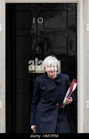 Londres, Royaume-Uni. 1er février 2017. Theresa May, le Premier ministre britannique, en laissant 10 Downing Street, la résidence officielle et le bureau du Premier ministre britannique, d'aller au Premier Ministres l'heure des questions à la Chambre des communes. Londres, Royaume-Uni. Crédit : Alex MacNaughton/Alamy Live News Banque D'Images