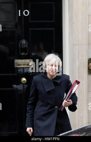 Londres, Royaume-Uni. 1er février 2017. Theresa May, le Premier ministre britannique, en laissant 10 Downing Street, la résidence officielle et le bureau du Premier ministre britannique, d'aller au Premier Ministres l'heure des questions à la Chambre des communes. Londres, Royaume-Uni. Crédit : Alex MacNaughton/Alamy Live News Banque D'Images