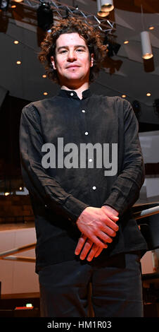 Robin Ticciati, nouveau chef d'orchestre et directeur artistique de l'orchestre Deutsches Symphonie-Orchester, pose dans le Grand Hall à l'Orchestre Philharmonique de Berlin à Berlin, Allemagne, 12 janvier 2017. Photo : Paul Zinken/dpa Banque D'Images