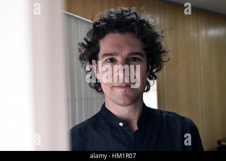 Robin Ticciati, nouveau chef d'orchestre et directeur artistique de l'orchestre Deutsches Symphonie-Orchester, pose dans son bureau de l'Orchestre Philharmonique de Berlin à Berlin, Allemagne, 12 janvier 2017. Photo : Paul Zinken/dpa Banque D'Images