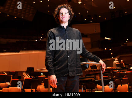 Robin Ticciati, nouveau chef d'orchestre et directeur artistique de l'orchestre Deutsches Symphonie-Orchester, pose dans le Grand Hall à l'Orchestre Philharmonique de Berlin à Berlin, Allemagne, 12 janvier 2017. Photo : Paul Zinken/dpa Banque D'Images