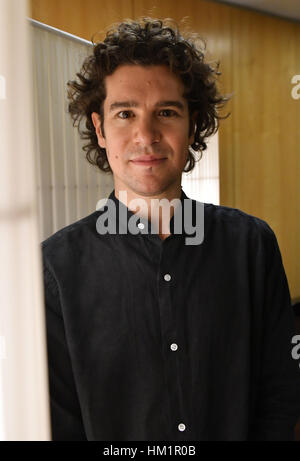 Robin Ticciati, nouveau chef d'orchestre et directeur artistique de l'orchestre Deutsches Symphonie-Orchester, pose dans son bureau de l'Orchestre Philharmonique de Berlin à Berlin, Allemagne, 12 janvier 2017. Photo : Paul Zinken/dpa Banque D'Images