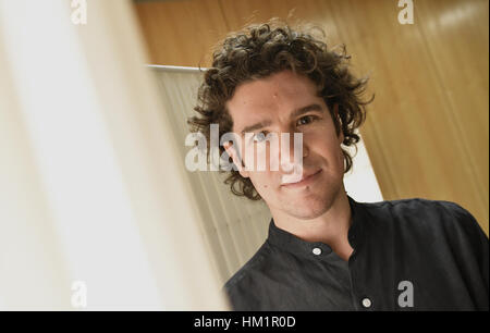 Robin Ticciati, nouveau chef d'orchestre et directeur artistique de l'orchestre Deutsches Symphonie-Orchester, pose dans son bureau de l'Orchestre Philharmonique de Berlin à Berlin, Allemagne, 12 janvier 2017. Photo : Paul Zinken/dpa Banque D'Images