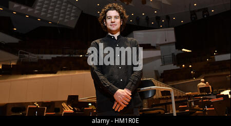 Robin Ticciati, nouveau chef d'orchestre et directeur artistique de l'orchestre Deutsches Symphonie-Orchester, pose dans le Grand Hall à l'Orchestre Philharmonique de Berlin à Berlin, Allemagne, 12 janvier 2017. Photo : Paul Zinken/dpa Banque D'Images