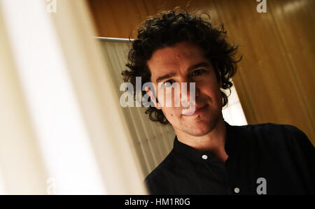 Robin Ticciati, nouveau chef d'orchestre et directeur artistique de l'orchestre Deutsches Symphonie-Orchester, pose dans son bureau de l'Orchestre Philharmonique de Berlin à Berlin, Allemagne, 12 janvier 2017. Photo : Paul Zinken/dpa Banque D'Images