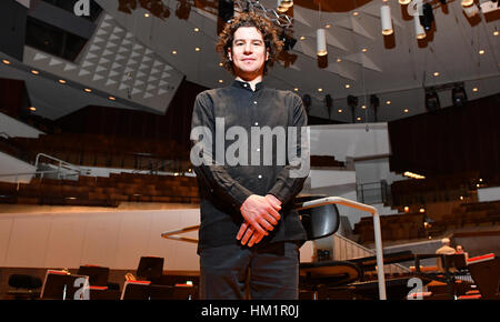 Robin Ticciati, nouveau chef d'orchestre et directeur artistique de l'orchestre Deutsches Symphonie-Orchester, pose dans le Grand Hall à l'Orchestre Philharmonique de Berlin à Berlin, Allemagne, 12 janvier 2017. Photo : Paul Zinken/dpa Banque D'Images