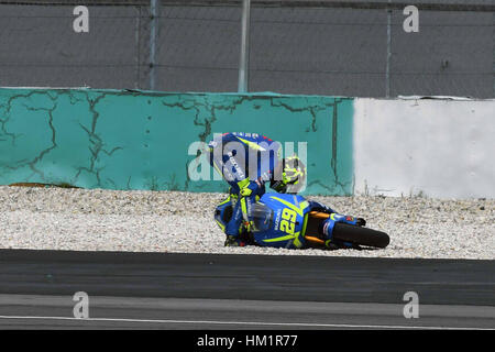 Sepang, en Malaisie. 1er février 2017. Andrea Iannone de l'Italie et de l'équipe Suzuki Ecstar s'est écrasé durant les essais pré-saison MotoGP à Sepang 2017 Circuit International de Sepang en Malaisie, le 01 février 2017 Crédit : marco iorio/Alamy Live News Banque D'Images