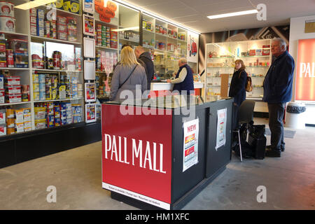 Magasin de tabac bon marché à Adinkerke dans l'ouest de la Belgique où les Britanniques et les Français, les gens vont pour acheter à bas prix du tabac, des cigarettes et cigares Banque D'Images