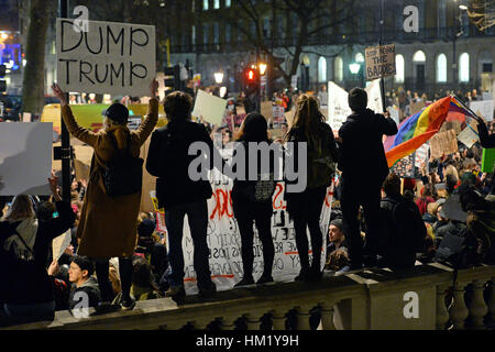 Les gens démontrer au cours d'une manifestation à Downing Street au centre de Londres contre le Président des Etats-Unis, Donald Trump est controversée interdiction de voyager sur les réfugiés et les personnes de sept-principalement des pays musulmans. Banque D'Images