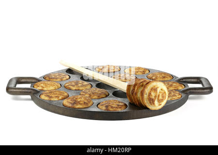 Des poffertjes Néerlandais dans une poêle en fonte traditionnel isolé sur fond blanc Banque D'Images