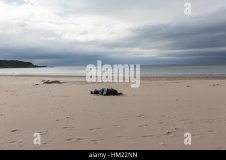 Couple sur la plage de Whitepark Bay, embrasser Banque D'Images