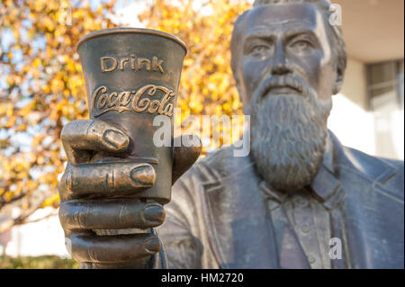 Coca-Cola Inventeur et fondateur, John Pemberton, est en vedette dans une sculpture en bronze de l'accueil vous Monde de Coca-Cola au centre-ville d'Atlanta, GA. Banque D'Images