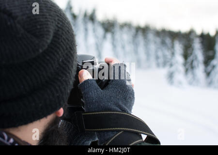 La prise de photo d'un photographe de paysage d'hiver Banque D'Images