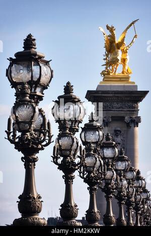 Streetlight et sculpture sur le pont Alexandre III de la troisième à Paris Banque D'Images