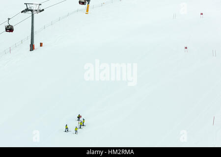 Saalbach, Autriche - 22 janvier 2017 : Les hommes sont en train de préparer la voie à un cours de ski de slalom géant de la coupe du monde sur la pente. Banque D'Images