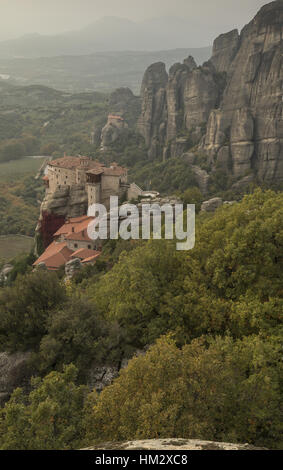 Vue sur le monastère de Roussanou, médiévale, couvent du 16ème siècle, et le conglomérat pinacles ; Meteora, Grèce, Banque D'Images