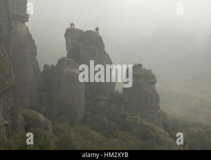 Monastère Saint Nicolas Anapausas, et de conglomérat à pinacles sur les météores un matin d'automne brumeux ; la Grèce. Banque D'Images