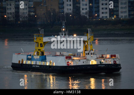 La James Newman, l'un des trois Ferries de Woolwich, qu'on voit ici sur la Tamise. Banque D'Images