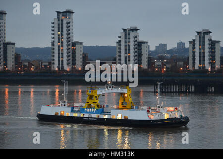 La James Newman, l'un des trois Ferries de Woolwich, qu'on voit ici sur la Tamise. Banque D'Images