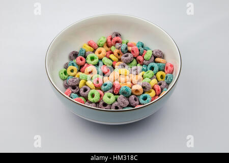 Fruits multicolores dans un bol de céréales en boucle Banque D'Images